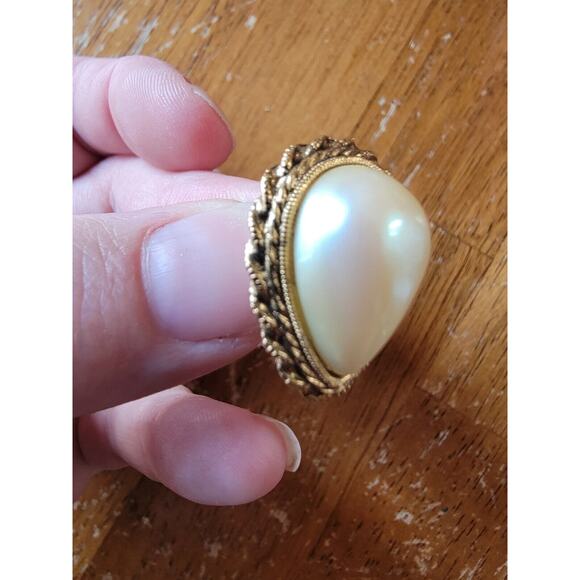 Vintage Faux Pearl Gold Tone Pierced Stud Post Earrings Tear Drop Shaped - Picture 2 of 5